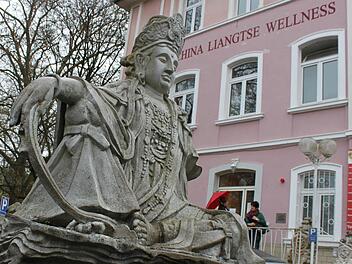 Die Statue vor der Tür scheint symbolisch für die Gelassenheit, ja Nachlässigkeit, mit der die China Liangtse Group in den vergangenen Tagen mit den Geldforderungen ihrer Kunden umging. Fotos: Ralf Ruppert