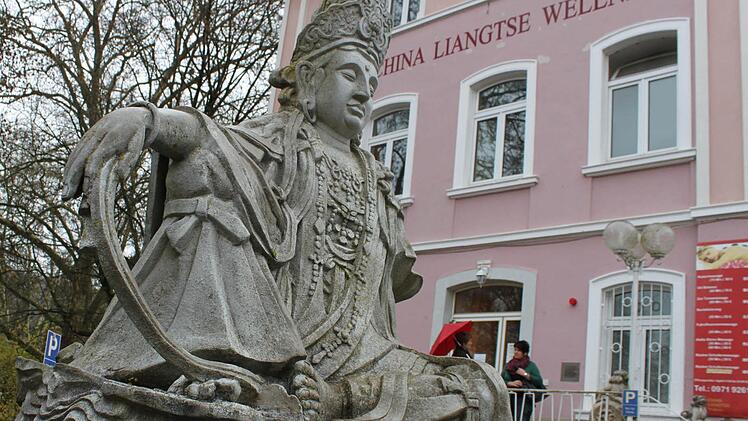 Die Statue vor der Tür scheint symbolisch für die Gelassenheit, ja Nachlässigkeit, mit der die China Liangtse Group in den vergangenen Tagen mit den Geldforderungen ihrer Kunden umging. Fotos: Ralf Ruppert