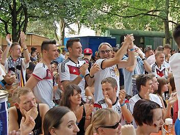 Jaaaa! Mats Hummels hat soeben das 1:0 geschossen - und im Josiasgarten brechen zum ersten Mal (fast) alle Dämme. Fotos: Oliver Schmidt/Jochen Berger