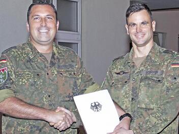 Oberleutnant Ingo Schäfer (rechts) gratulierte Klaus Brandenstein (links) zum 25-jährigen Dienstjubiläum. Foto: Bundeswehr