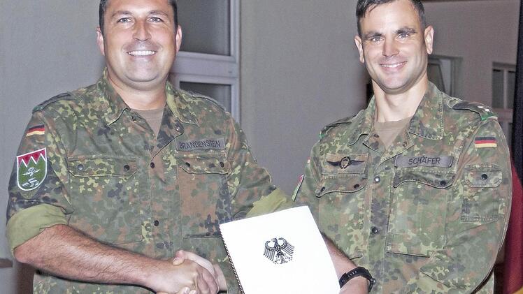 Oberleutnant Ingo Schäfer (rechts) gratulierte Klaus Brandenstein (links) zum 25-jährigen Dienstjubiläum. Foto: Bundeswehr