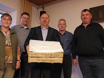 Ilka Hilbig (v. l.), Christian Neumann, Thomas Maisel und Alois Ritter übergeben Bürgermeister Andreas Galster (Mitte) die Unterschriften aus Hagenau.  Foto: Pauline Lindner