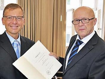 Der bisherige Direktor des Amtsgerichts Haßfurt, Wolfgang Titze (links), ist neuer Vizepräsident des Landgerichts Schweinfurt. Titze erhielt seine Ernennungsurkunde vom neuen Präsidenten des Landgerichts Bamberg, Friedrich Krauß (rechts). Foto: Ulrike Langer