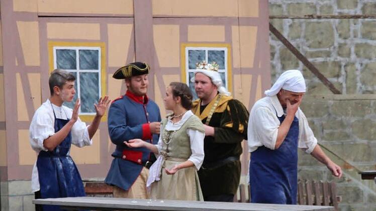 Aufführung des Märchens "Rumpelstilzchen" auf der Freilichtbühne im Schrimpf'schen Schloss  Foto: Dieter Britz