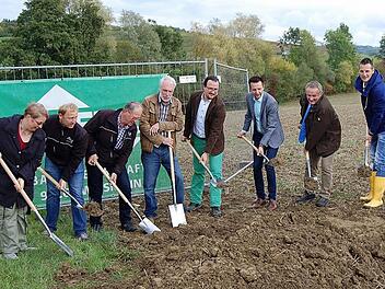 Erster Spatenstich mit (von links): Ulrike Seelmann (Büro Würl), Daniel Mastrovalerio (Dietz-Bau), Andreas Dietz, Jürgen Graßinger, Christian Gemeinhardt, Andreas Hügerich, Peter Würl und Christian Dietz Foto: Andreas Welz