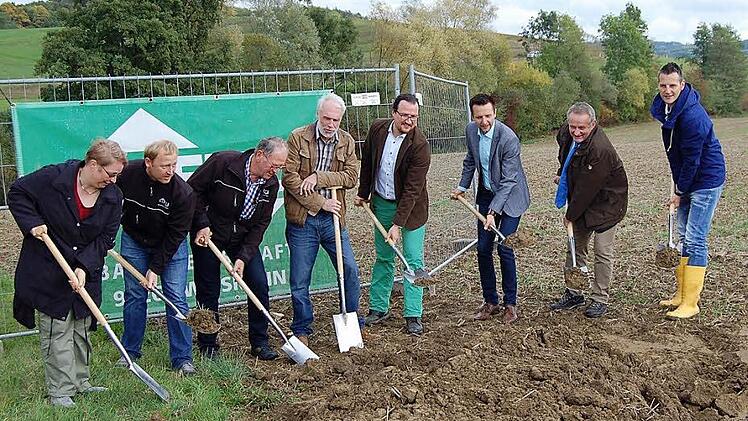 Erster Spatenstich mit (von links): Ulrike Seelmann (Büro Würl), Daniel Mastrovalerio (Dietz-Bau), Andreas Dietz, Jürgen Graßinger, Christian Gemeinhardt, Andreas Hügerich, Peter Würl und Christian Dietz Foto: Andreas Welz