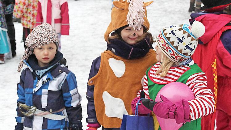 Die meisten Kinder waren beim Faschings-Fez recht originell maskiert und natürlich alle sehr warm angezogen.  Fotos: Dieter Britz