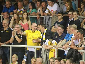 Die Führungsriege des HSC 2000 Coburg rechnete auf der Tribüne - die Mannschaft ging auf der Platte erfolgreich auf Torejagd. Foto: Tmo Geldner