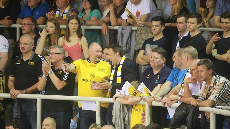 Die Führungsriege des HSC 2000 Coburg rechnete auf der Tribüne - die Mannschaft ging auf der Platte erfolgreich auf Torejagd. Foto: Tmo Geldner