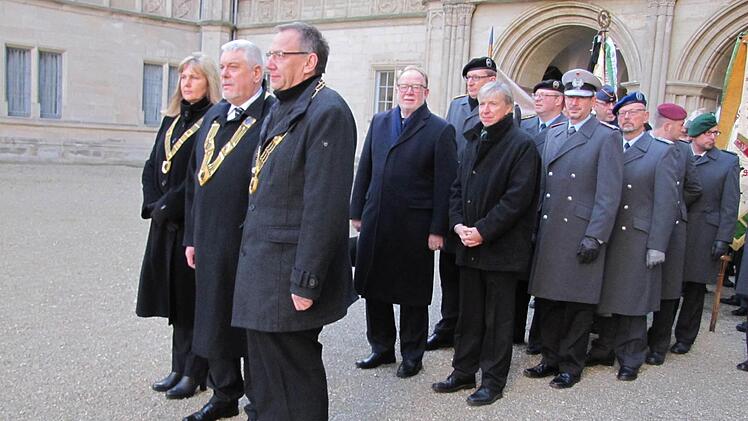 Vor Schloss Ehrenburg formierte sich der Trauermarsch mit den Vertretern aus Politik und Coburger Vereinen und Verbänden. Ganz vorne: Zweite Bürgermeisterin Birgit Weber, Oberbürgermeister Norbert Tessmer und Dritter Bürgermeister Thomas Nowak. Dahinter: Bundestagsabgeordneter Hans Michelbach und der oberfränkische Regierungsvizepräsident Thomas Engel. Foto: Martin Koch