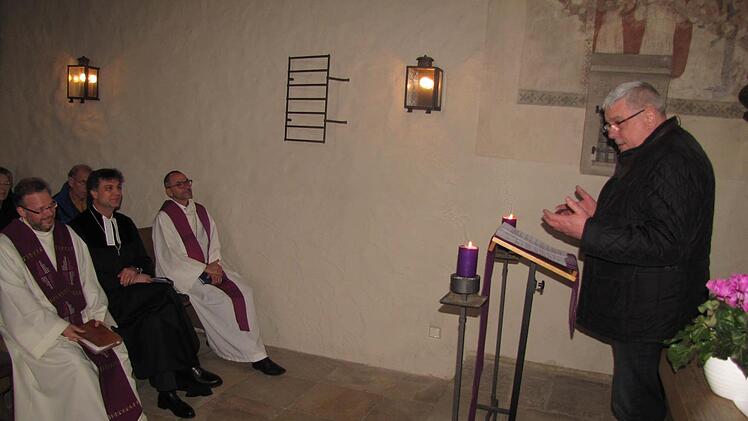 Schirmherr und Oberbürgermeister Norbert Tessmer bei seiner Rede zur Eröffnung der "Woche der Brüderlichkeit" in der Coburger St.-Nikolaus-Kapelle. Links auf dem Bild die Geistlichen: der alt-katholische Pfarrer Hans-Jürgen Pöschl, der evangelische Dekan Stefan Kirchberger und der römisch-katholische Dekan Roland Huth. Foto: Martin Koch