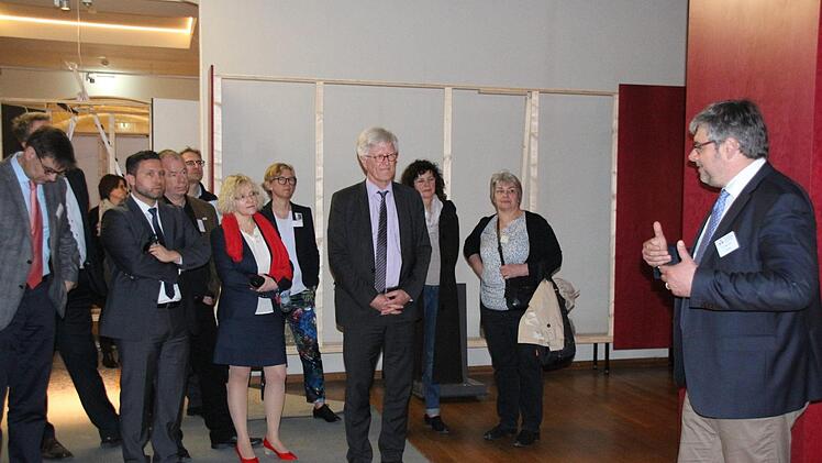 Peter Wolf (links) mit interessierten Zuhörern von der Landessynode.