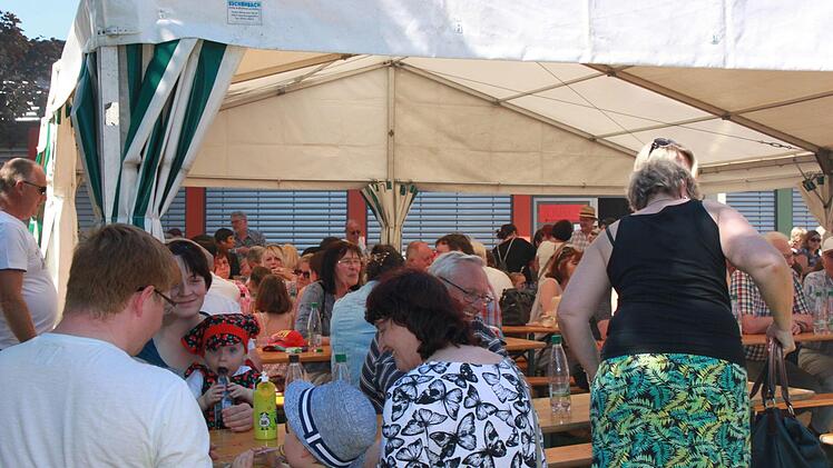 Schattige Plätze bevorzugt, das Zelt war stets überfüllt.Foto: Katharina Becht