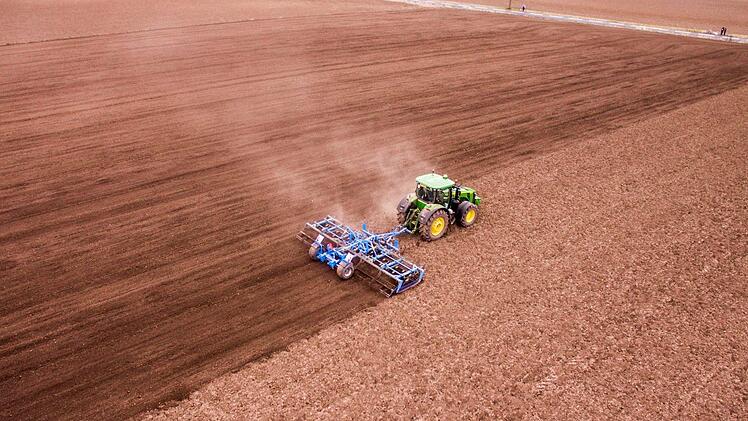 Im Frühling gibt es für die Bauern draußen wieder viel zu tun: Nach dem Düngen werden die Felder eingesät. Foto: Pixabay