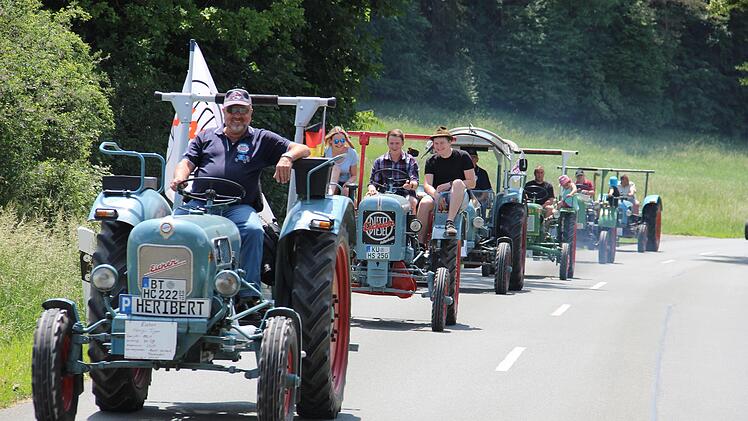 An der Rundfahrt bis nach Wonsees nahmen rund 160 Schlepper teil. Foto: Katharina Müller-Sanke