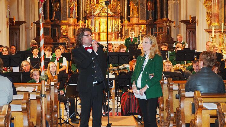 Beim Hamulissimo Kirchenkonzert der Stadtkapelle Hammelburg stellte sich der neue Dirigent Matthias Zippel in einem Kurzinterview mit Moderatorin Kerstin Becker vor. Elfriede Böck
