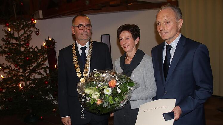 Bürgermeister Jürgen Kohmann mit Inge und Bernd PotzelMatthias Einwag