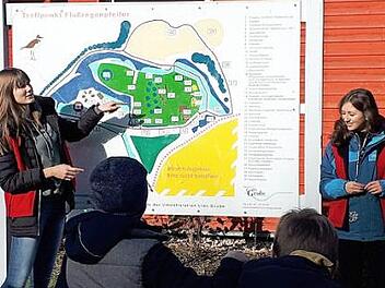 Sophia Herbst und Helena Kammerer erkl&auml;ren einer Schulklasse die Entstehung der Lias-Grube Foto: Ulrike Schaefer