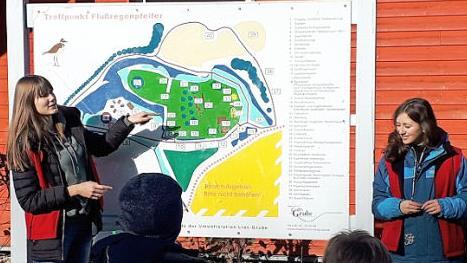 Sophia Herbst und Helena Kammerer erkl&auml;ren einer Schulklasse die Entstehung der Lias-Grube Foto: Ulrike Schaefer