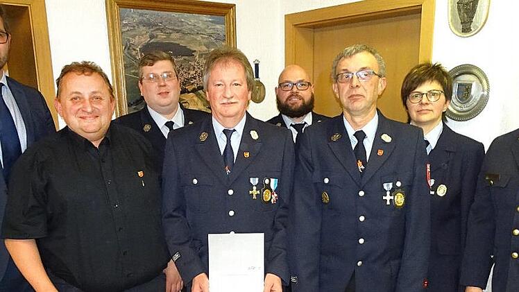 Zweiter Bürgermeister Dirk Rosenbauer, Stefan Motschenbacher (25 Jahre passiv), Zweiter Kommandant Kevin Lindner, Bernhard Dumproff (40 Jahre aktiv und Ehrenkreuz), Kommandant Marcel Heine, Christian Bauer (25 Jahre aktiv), Vorsitzende Ingrid Funk, Kreisbrandrat Timm Vogler (von links)  Fotos: sam