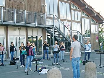 Abstand halten und musizieren: Der Fanfarenzug Lichtenfels probt seit drei Wochen wieder - vor der Stadthalle Lichtenfels.  Foto: Corinna Tübel