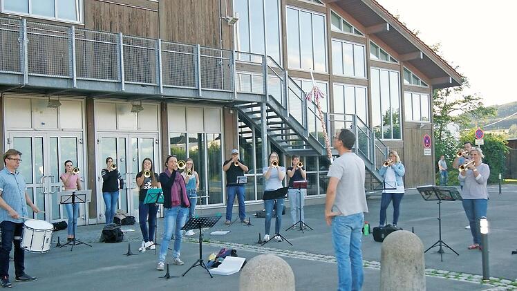 Abstand halten und musizieren: Der Fanfarenzug Lichtenfels probt seit drei Wochen wieder - vor der Stadthalle Lichtenfels.  Foto: Corinna Tübel