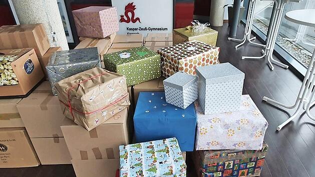 Ein Berg von zum teil weihnachtlich verpackten Kartons stand zur Abholung bereit. Foto: KZG