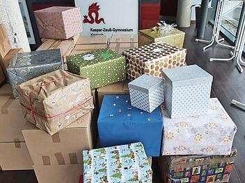 Ein Berg von zum teil weihnachtlich verpackten Kartons stand zur Abholung bereit. Foto: KZG