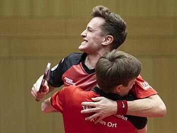 Filip Zeljko (hinten) und Kilian Ort holten am Freitagabend den Siegpunkt beim 3:2-Erfolg des TSV Bad Königshofen in Bergneustadt.  Foto: Marco Steinbrenner