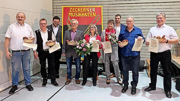 Ehrungen für 50 Jahre Vereinstreue standen beim Musikverein Zeckern an (v. l.): Stefan Stilkerich, Friedrich Nendel, Benedikt Stilkerich, Leo Heilmann, Karin Scharf, Karin Uri, Michael Siebenhaar, Georg Motz und Michael Motz.