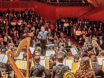 Hochtalentierte junge Musiker proben eine Woche lang anspruchsvolle symphonische Werke und führen sie am Osterwochenende auf.