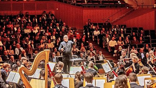 Hochtalentierte junge Musiker proben eine Woche lang anspruchsvolle symphonische Werke und führen sie am Osterwochenende auf.
