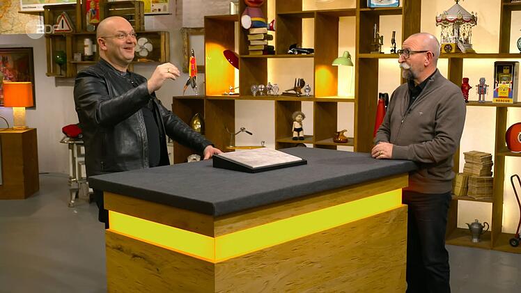 Zwei Designerbrillen wollte Alexandra veräußern. Sven Deutschmanek stimmte dem Preiswunsch von 200 Euro zu. Unfreiwillig komisch: Lichter und der Experte setzten die Brillen auf und tappten kurzzeitig "erblindet" durchs Studio. Elke Velten bezahlte 280 Euro.