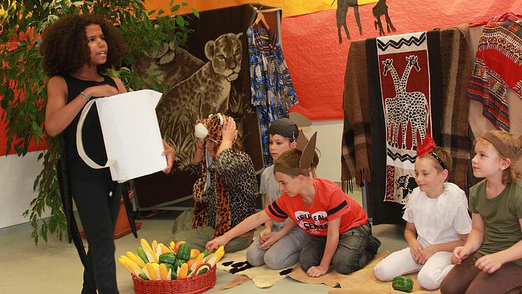 Madonna Lauer in der Rolle der Spinne Kwaku Ananse (links) und ihre Klassenkameraden boten den Besuchern eine nette und sehr beschwingte Aufführung mit vielen gute eigenen Ideen.  Foto: Katharina Becht