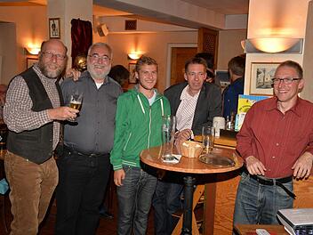 Richtige Stimmung mochte bei der Wahlparty der Grünen mit Andreas Lösche (z.v.r.) im Orlando nicht aufkommen.  Foto: Ronald Rinklef