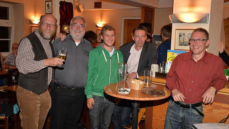 Richtige Stimmung mochte bei der Wahlparty der Grünen mit Andreas Lösche (z.v.r.) im Orlando nicht aufkommen.  Foto: Ronald Rinklef
