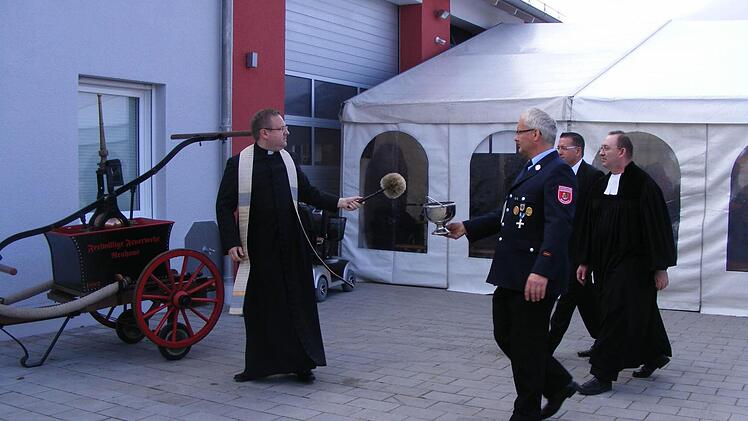 Pfarrer Thomas Ringer (links) nahm gemeinsam mit seinem evangelischen Kollegen Jens Arnold (rechts) die feierliche Weihe des Feuerwehrgeländes vor. Mit dabei waren auch Kommandant Erwin Bergner und Bürgermeister Karsten Fischkal.