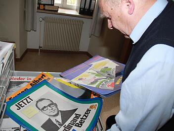 Klaus Dieter Guhling betrachtet alte Wahlplakate. Fotos: Heike Beudert