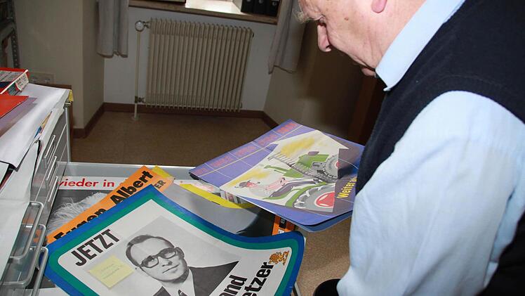 Klaus Dieter Guhling betrachtet alte Wahlplakate. Fotos: Heike Beudert