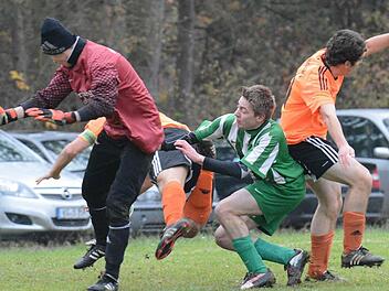 Verwirrung im Machtilshäuser Strafraum (von links): Keeper Manuel Schmitt, Wollbachs Spielführer Mathias Kirchner (verdeckt), Christian Simon (SV Machtilshausen) und Alexander Zink (TSV Wollbach).  Foto: ssp