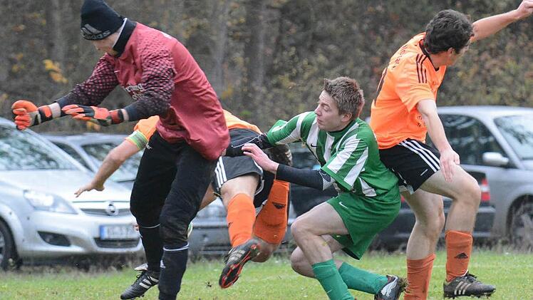 Verwirrung im Machtilshäuser Strafraum (von links): Keeper Manuel Schmitt, Wollbachs Spielführer Mathias Kirchner (verdeckt), Christian Simon (SV Machtilshausen) und Alexander Zink (TSV Wollbach).  Foto: ssp
