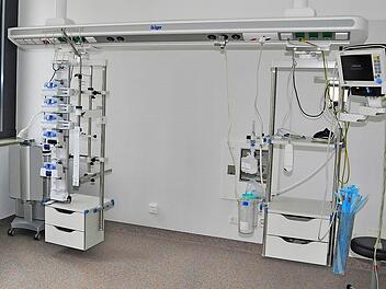 Viel Medizintechnik: So sieht jedes der sechs Einzelzimmer in der neuen Intensivstation im Haus Haßfurt der Haßberg-Kliniken aus: Tageslicht, das für den möglichst normalen Tag-Nacht-Rhythmus gerade bei Schwerkranken sehr wichtig ist, Heiz- und Kühlelemente in der Decke anstatt Heizkörpern, die Staub aufwirbeln können, und eine Technik, die Ärzten und Pflegepersonal eine bessere Behandlung der Kranken ermöglicht.