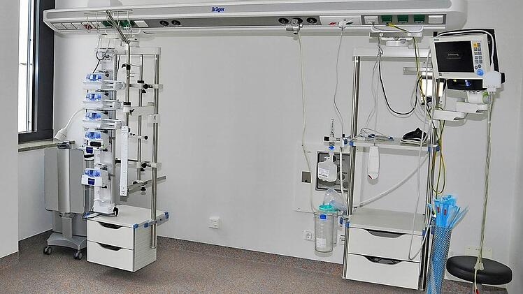 Viel Medizintechnik: So sieht jedes der sechs Einzelzimmer in der neuen Intensivstation im Haus Haßfurt der Haßberg-Kliniken aus: Tageslicht, das für den möglichst normalen Tag-Nacht-Rhythmus gerade bei Schwerkranken sehr wichtig ist, Heiz- und Kühlelemente in der Decke anstatt Heizkörpern, die Staub aufwirbeln können, und eine Technik, die Ärzten und Pflegepersonal eine bessere Behandlung der Kranken ermöglicht.