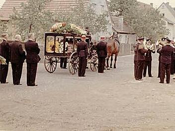 Auch Szenen des Lebens dokumentieren die alten Aufnahmen. Vor der Errichtung des Leichenhauses wurden die Toten mit dem Pferdefuhrwerk zum Friedhof gefahren. Dieses Foto zeigt den Trauerzug bei der Beerdigung von Heinrich Funck im Jahr 1958. Foto: privat
