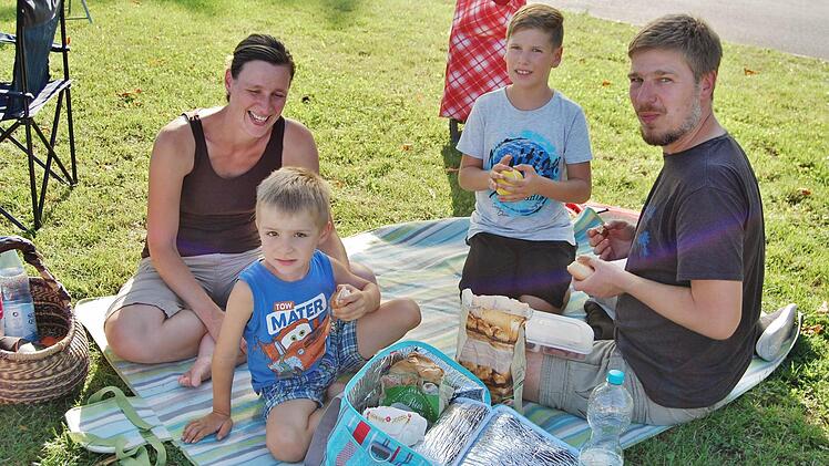 Familie Hippler genießt ihr Picknick im Schatten. Foto: Sigismund von Dobschütz