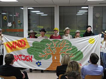 Beim Sketch "Wald Tratsch" überlegten die Kindergärtnerinnen, was der ausscheidende Vorstand jetzt wohl so macht. Foto: Martina Straub
