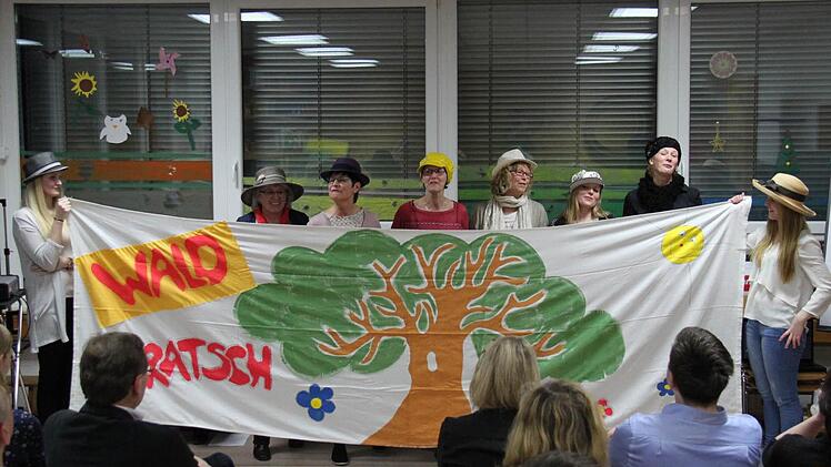 Beim Sketch "Wald Tratsch" überlegten die Kindergärtnerinnen, was der ausscheidende Vorstand jetzt wohl so macht. Foto: Martina Straub