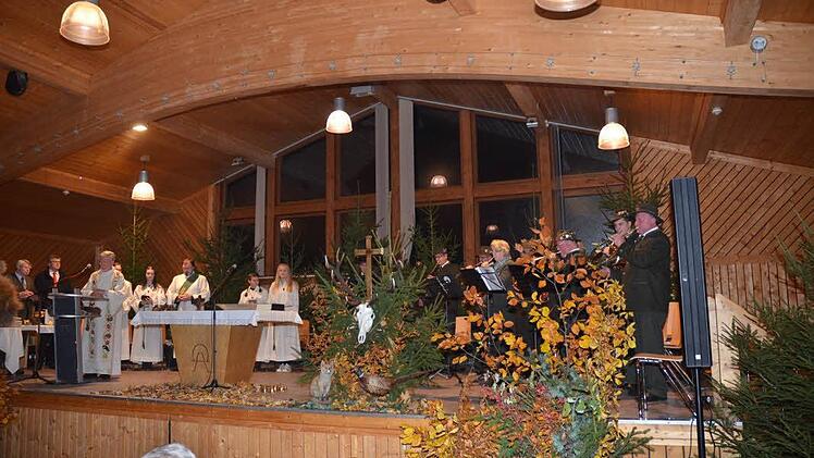 Die Hubertusmesse fand unter musikalischer Gestaltung des Bläsercorps der Kreisgruppe Kronach im Feststoudl in Neufang statt. Foto: Karl-Heinz Hofmann