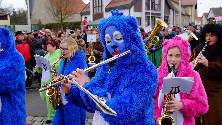 Die Kapelle des Musikvereins Thulba-Reith spielt den Zuschauern in Bärchenkostümen auf.Foto: Gerd Schaar