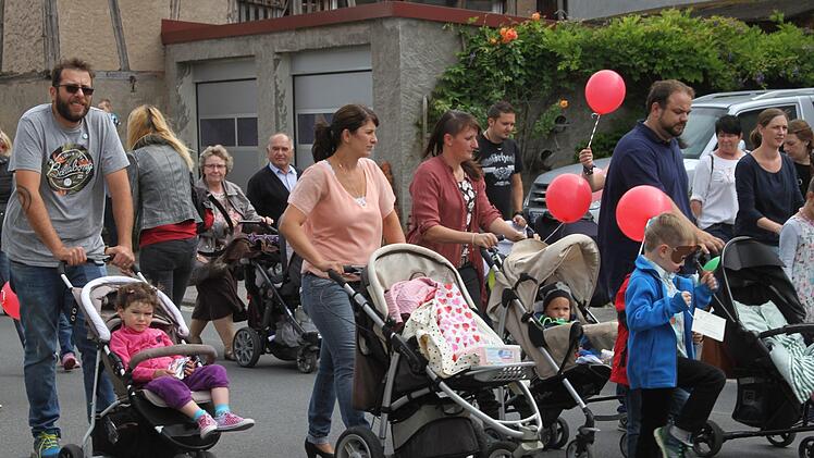 Im Festzug die Eltern mit ihrem Nachwuchs, um den es in Stettfeld anscheinend gut bestellt ist.  Foto: Günther Geiling